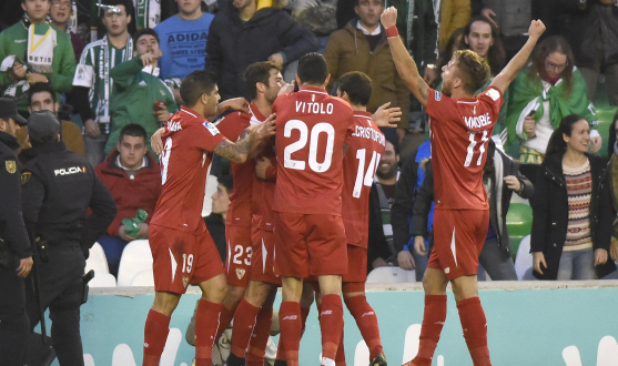 Celebración del gol de Krohn-Dehli en el Betis-Sevilla