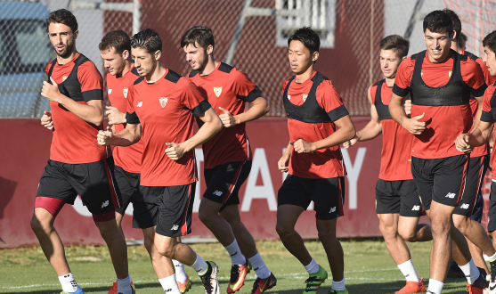 El Sevilla entrena antes de partir hacia Granada