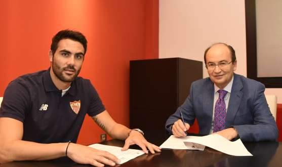 Vicente Iborra firma su contrato
