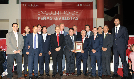 José Castro con un grupo de peñiistas en el IX Encientro de Peñas Sevillistas