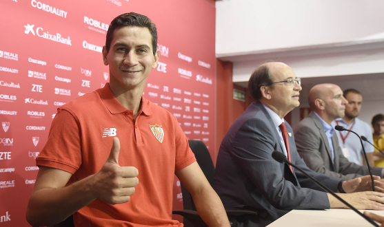 Ganso en su presentación con el Sevilla FC