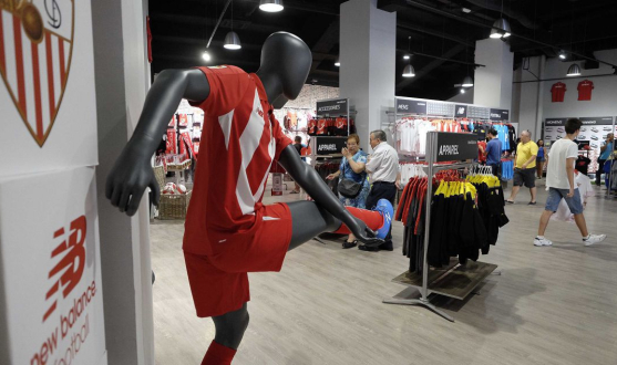 Imagen interior de la tienda del Sevilla FC 