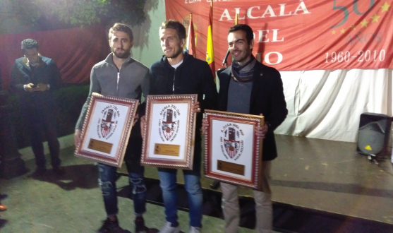 Pareja, Carriço y Germán Mora posan con los premios 'Casta y Coaje' de la Peña Sevillista de Alcalá del Río