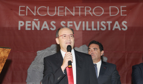 El presidente del Sevilla, José Castro, toma la palabra ante los peñistas en la pasada edición