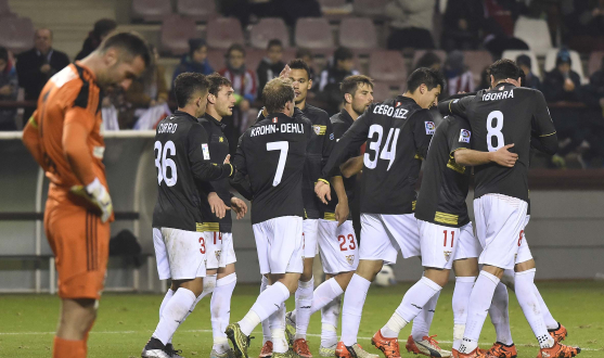 Celebración de un gol del Sevilla en Las Gaunas