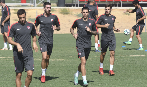 Entrenamiento del Sevilla Atlético en la ciudad deportiva