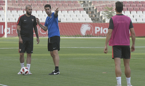 Jordi Balcells da indicaciones a Aleix Vidal en el entrenamiento