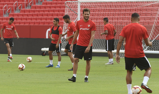 Entrenamiento del Sevilla FC en el Ramón Sánchez-Pizjuán