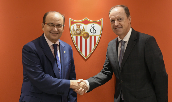 José Castro and Alfonso López sign the deal with Meliá