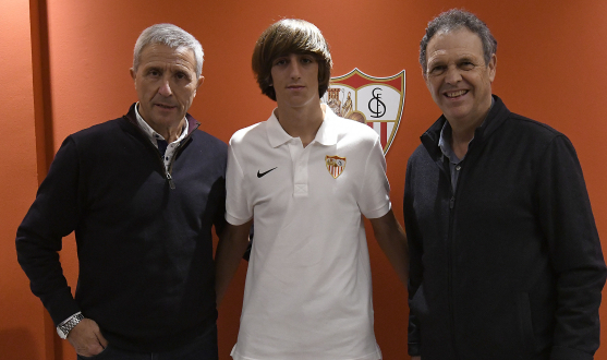 Bryan Gil junto a Pablo Blanco y Joaquín Caparrós