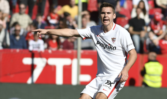 Wöber en una acción con el Sevilla FC