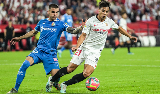 Sevilla FC's Óliver Torres in action against Getafe