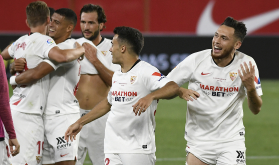 El Sevilla FC celebra la victoria frente al Real Betis
