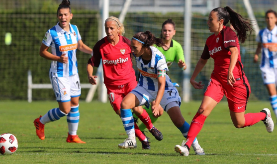 Alicia Fuentes y Andrea Domínguez, del primer equipo femenino del Sevilla FC, luchan por el balón con Nahikari García en el encuentro de la cuarta jornada disputado en Zubieta
