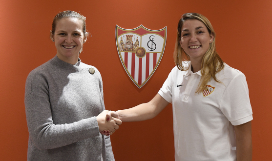 Amparo Gutiérrez, Directora de Fútbol Femenino del Sevilla FC, estrecha la mano de Aldana Cometti en su presentación como jugadora del primer equipo femenino