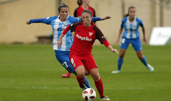 Andrea Domínguez, jugadora del primer equipo femenino del Sevilla FC, toca el balón ante la presión de Armisa Kuć durante el encuentro ante el Málaga CF de la primera vuelta