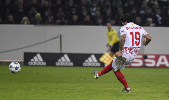 Banega during a Champions League match for Sevilla FC