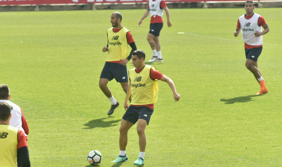 Ben Yedder conduce el balón en el entrenamiento del Sevilla FC 
