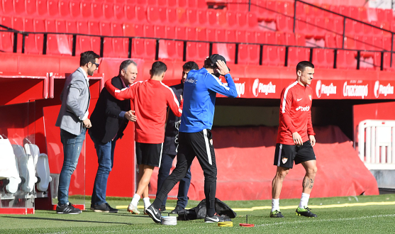 Caparrós, Gallardo and Marchena at the training session