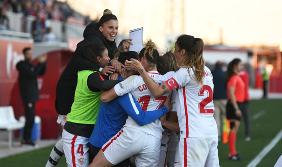 El Sevilla FC femenino celebra uno de los goles anotados al Málaga CF en el último partido disputado en el Estadio Jesús Navas
