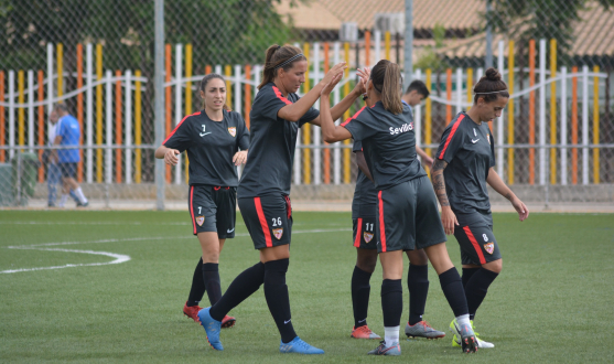 Varias jugadoras del primer equipo femenino del Sevilla FC celebran el tanto que anotó Jenni Morilla en el partido ante el CD Los Caminantes