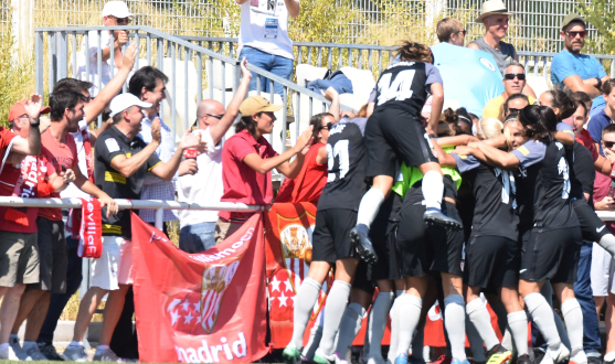 Las jugadoras del primer equipo femenino del Sevilla FC celebran el tanto de Toni Payne, que les ha dado el triunfo ante el Rayo Vallecano
