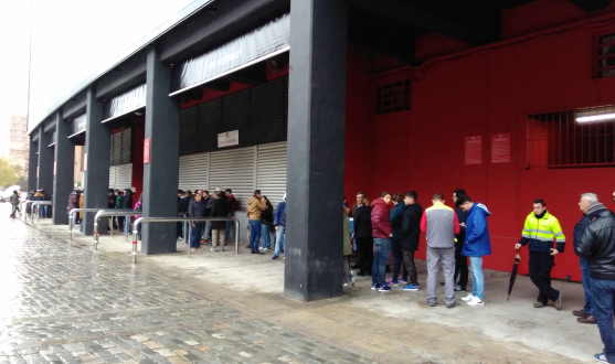 Aficionados sevillistas hacen cola para canjear entradas para Leicester