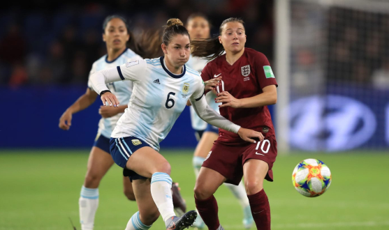 Aldana Cometti, defensora del primer equipo femenino del Sevilla FC, lucha por el esférico con la inglesa Fran Kirby durante el choque de este viernes de la selección argentina en el Mundial