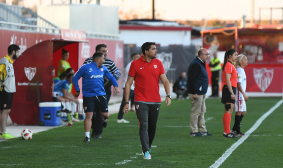 Cristian Toro, entrenador del primer equipo femenino del Sevilla FC, observa las evoluciones de las suyas en la banda del Estadio Jesús Navas durante el partido ante el Málaga CF