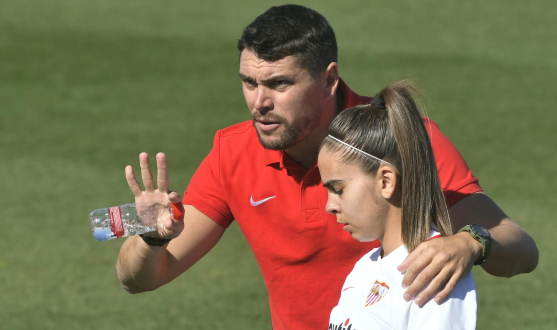 Cristian Toro, entrenador del primer equipo femenino del Sevilla FC, da instrucciones a Maca Portales durante un partido