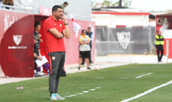 Cristian Toro, entrenador del primer equipo femenino del Sevilla FC, observa las evoluciones de su equipo en el partido ante la UDG Tenerife disputado en el Estadio Jesús Navas