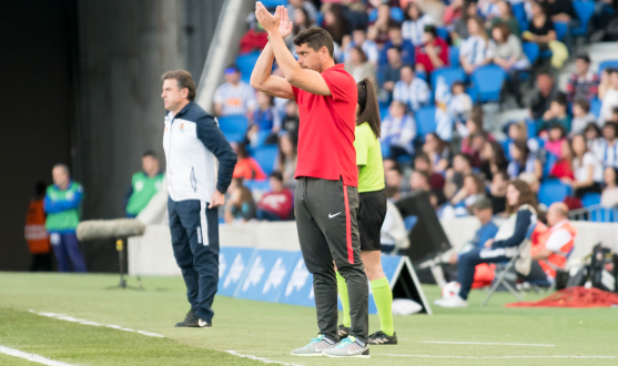 Cristian Toro, entrenador del primer equipo femenino del Sevilla FC, aplaude a su equipo durante el encuentro de semifinales de la Copa de la Reina frente a la Real Sociedad