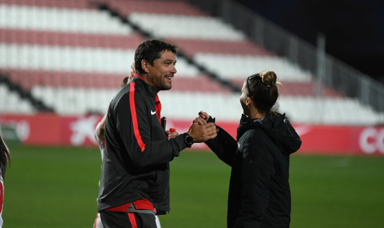 Cristian Toro, entrenador del primer equipo femenino del Sevilla FC, saluda a Macarena Portales a la conclusión del encuentro ante el Málaga CF