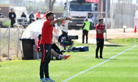 Cristian Toro, entrenador del primer equipo femenino del Sevilla FC, da instrucciones a su equipo durante el encuentro de la Liga Iberdrola ante el Valencia Féminas CF