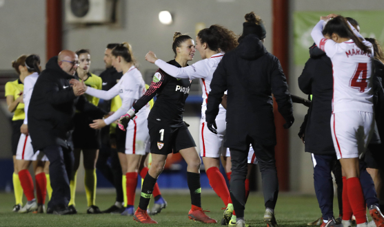 El primer equipo femenino del Sevilla FC celebra sobre el césped de la Ciudad Deportiva Levante UD el pase a las semifinales