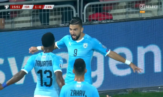 Dabbur celebra un gol con Israel