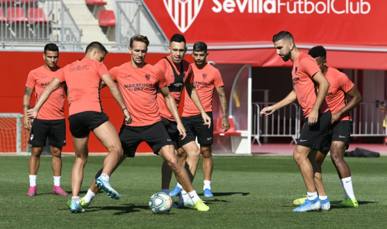 El Sevilla FC se ejercita en la ciudad deportiva