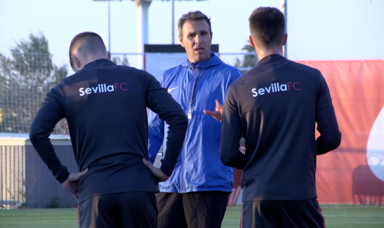 Luci, entrenador del Sevilla Atlético, en una sesión de entrenamiento en la ciudad deportiva