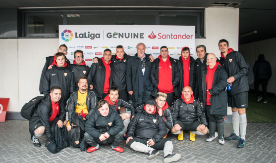 El Sevilla FC de LaLiga Genuine Santander posa con Del Bosque
