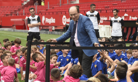El presidente saluda a los alumnos de la escuela de fútbol Antonio Puerta 
