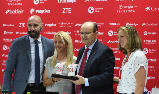 El presidente, Monchi y Amparo Gutiérrez entregaron varios obsequios a Alicia Fuentes, homenajeada en su despedida del club