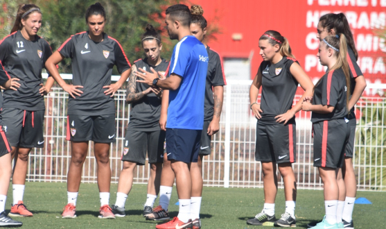 Hugo Sánchez, preparador físico del primer equipo femenino, durante un entrenamiento de esta pretemporada