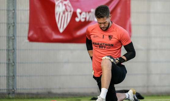 Vaclík, en un entrenamiento con el Sevilla FC