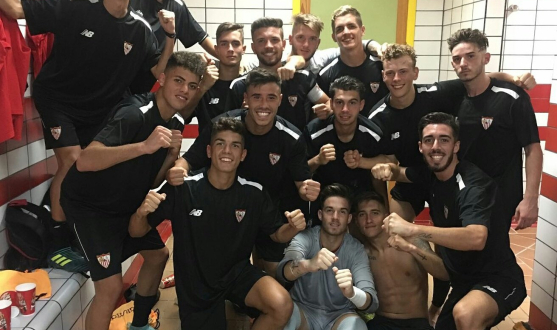 El Sevilla FC Juvenil celebra su victoria en el vestuario
