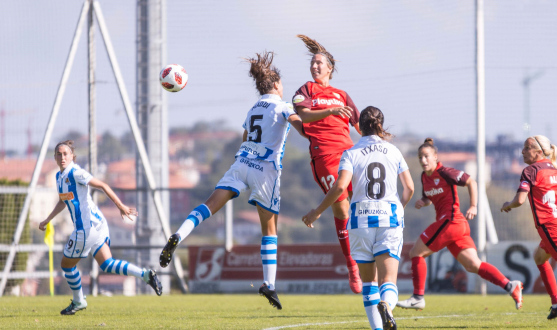 Jeni Morilla, jugadora del primer equipo femenino del Sevilla FC, salta para cabecear un balón durante el partido ante la Real Sociedad de la Liga Iberdrola