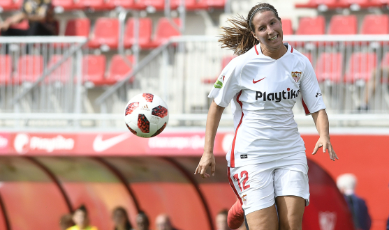 Jeni Morilla persigue el esférico en un partido de la presente temporada del primer equipo femenino del Sevilla FC
