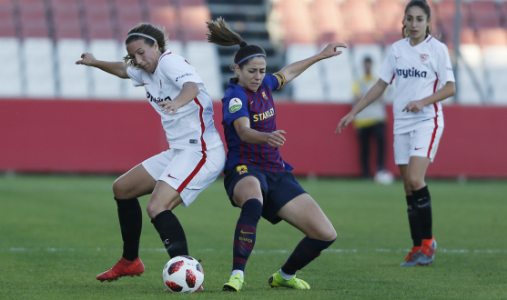 Jeni Morilla, del primer equipo femenino del Sevilla FC, pugna por el balón ante Vicky Losada, del FC Barcelona, durante el encuentro de la jornada 12 de la Liga Iberdrola