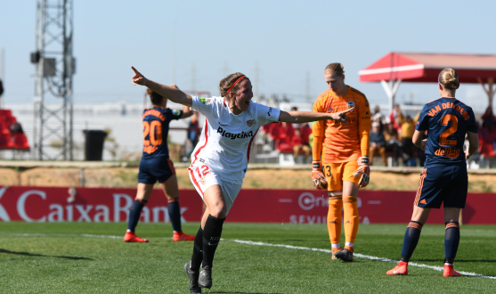 Jeni Morilla, del primer equipo femenino del Sevilla FC, celebra el gol del empate al Valencia Féminas CF