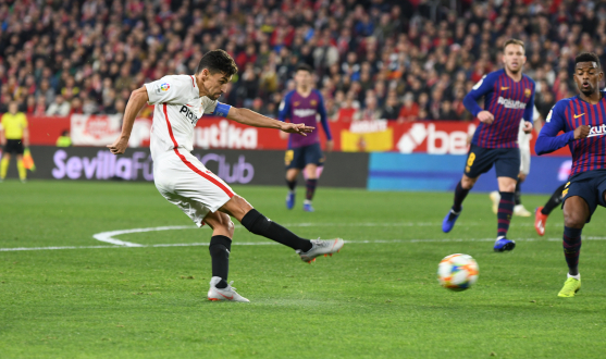 Jesús Navas chuta a portería durante el encuentro de ida de los cuartos de final de Copa del Rey ante el FC Barcelona
