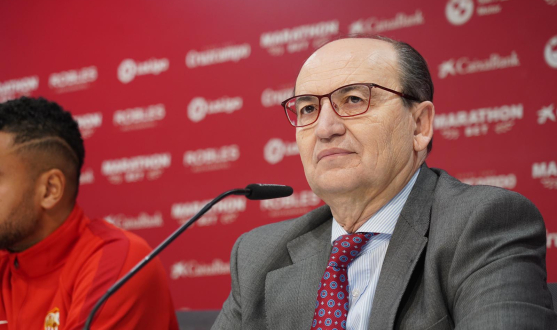 José Castro at the official unveiling of Youssef En-Nesyri
